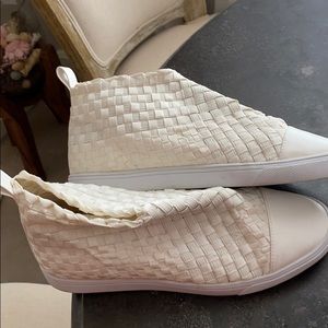 Active unique tennis shoe